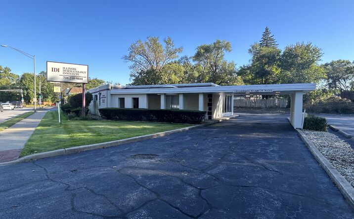 Pictures of Office property located at 19 River Oaks Dr, Calumet City, IL 60409 for sales - image #1
