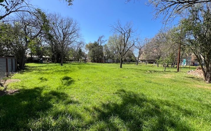 Pictures of Retail, Land property located at 533 N Houston Ave, New Braunfels, TX 78130 for sales - image #1