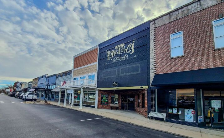 Pictures of Retail, Office property located at 109 SE Main St, Gravette, AR 72736 for sales - image #1