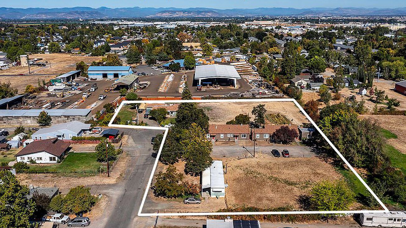 Pictures of Multifamily property located at 144-176 Reager St, Medford, OR 97501 for sales - image #1