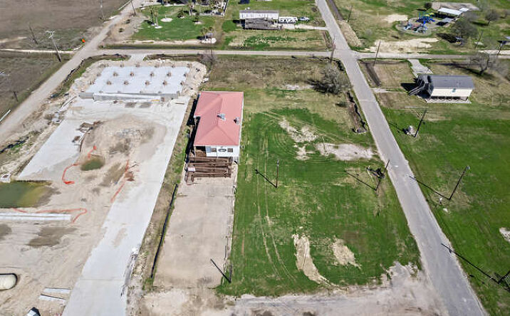 Pictures of Retail property located at 5140 S Gulfway Dr, Port Arthur, TX 77655 for sales - image #1