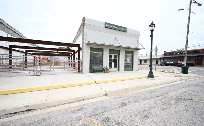 Pictures of Mixed Use, Office, Retail property located at 805 12th St, Hempstead, TX 77445 for sales - image #1