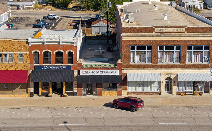 Pictures of Retail property located at 110 S Main St, Newkirk, OK 74647 for sales - image #1