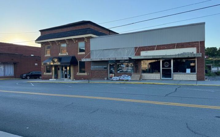 Pictures of Mixed Use, Multifamily, Office, Retail property located at 204 Main St, New Tazewell, TN 37825 for sales - image #1