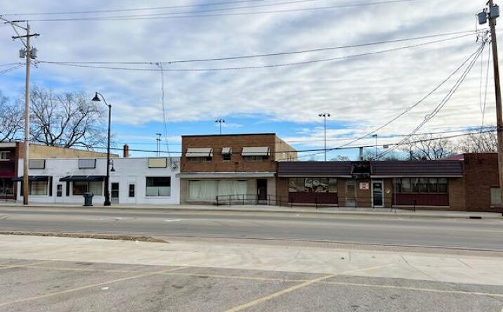Pictures of Industrial, Office, Retail property located at 1732,1738,1744 N SHERIDAN Road, Peoria, IL 61604 for sales - image #1