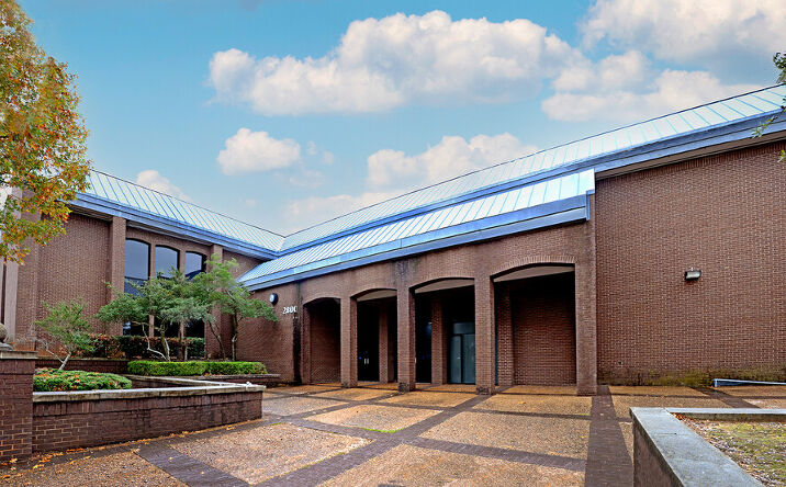 Pictures of Office property located at 2800 Lamar Ave, Paris, TX 75460 for sales - image #1