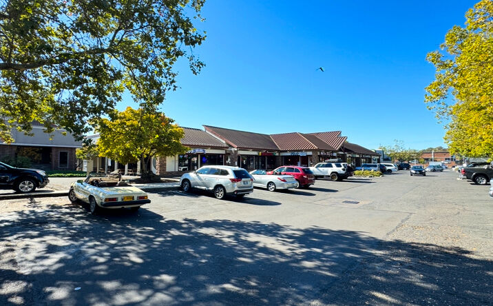 Pictures of Retail property located at 3615 SW Hall Blvd, Beaverton, OR 97005 for sales - image #1