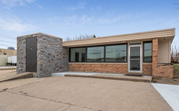 Pictures of Office property located at 115 30th St Dr SE, Cedar Rapids, IA 52403 for sales - image #1