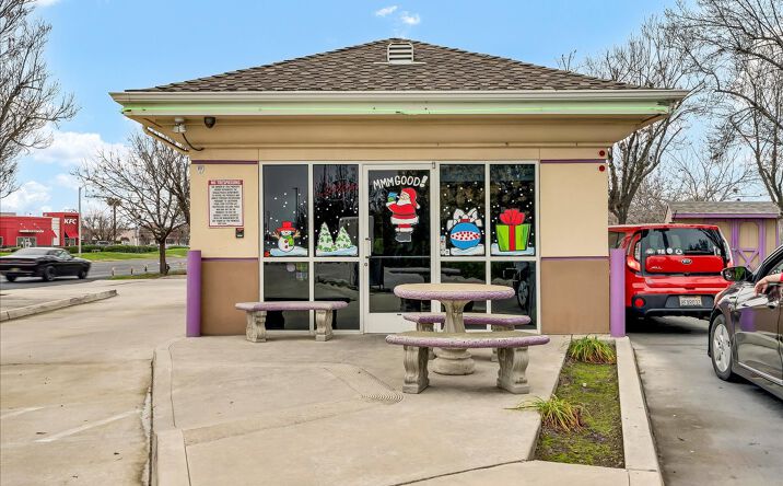 Pictures of Retail property located at 1720 E Noble Ave, Visalia, CA 93292 for sales - image #1