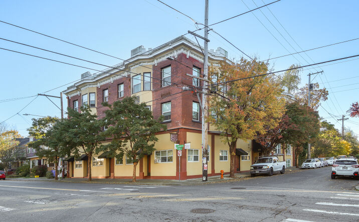 Pictures of Multifamily property located at 910 SE 37th Ave, Portland, OR 97214 for sales - image #1