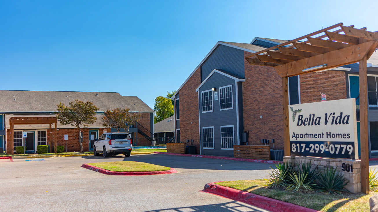 Pictures of Multifamily property located at 901 N Oak St, Arlington, TX 76011 for sales - image #1