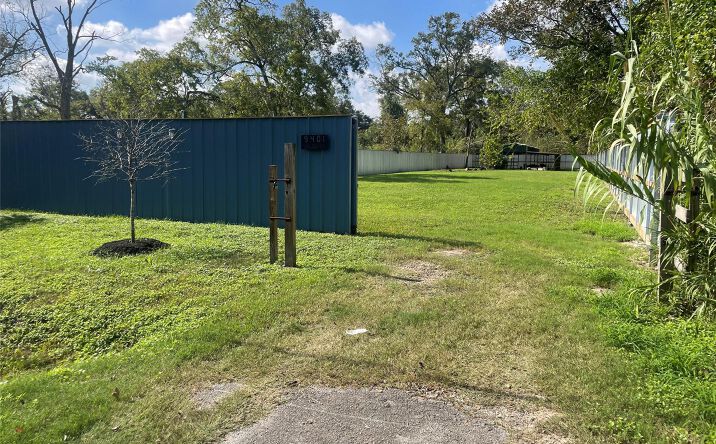 Pictures of Land, Multifamily property located at 9401 Willow St, Houston, TX 77088 for sales - image #1