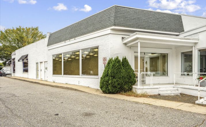 Pictures of Retail property located at 53 The Cir, East Hampton, NY 11937 for sales - image #1
