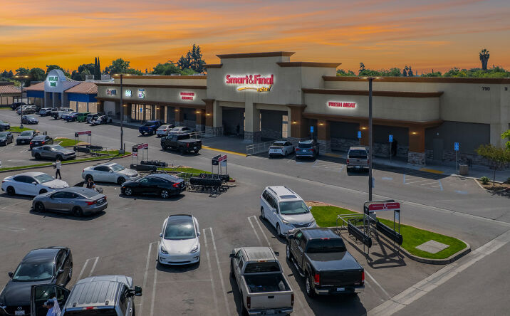 Pictures of Retail property located at 770 W Shaw Ave, Clovis, CA 93612 for sales - image #1