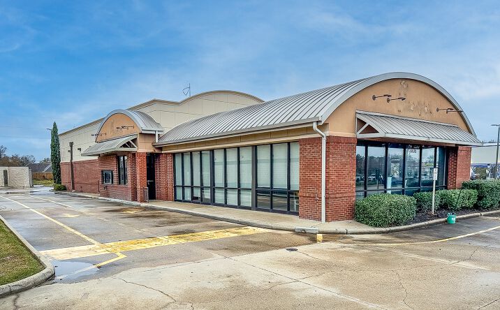 Pictures of Retail property located at 3806 Ambassador Caffery Pkwy, Lafayette, LA 70503 for sales - image #1
