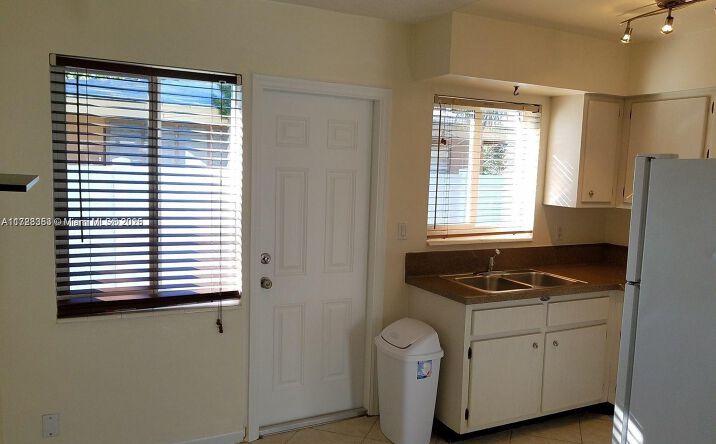 Pictures of Multifamily property located at 1231 NE 23rd Ave, Pompano Beach, FL 33062 for sales - image #1