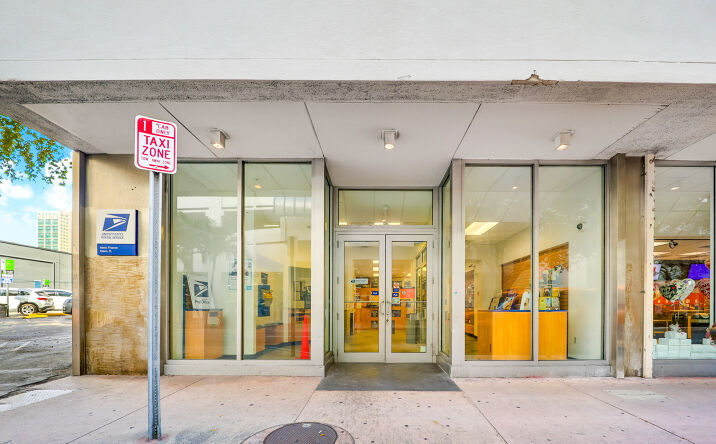 Pictures of Retail property located at 150 SE 2nd Ave, Miami, FL 33131 for sales - image #1
