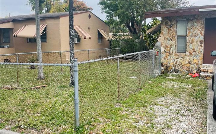 Pictures of Multifamily property located at 1913 Harding St, Hollywood, FL 33020 for sales - image #1