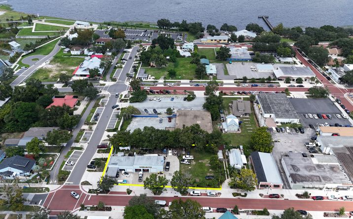 Pictures of Retail property located at 898 W Montrose St, Clermont, FL 34711 for sales - image #1