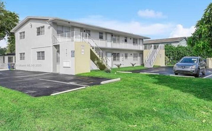 Pictures of Multifamily property located at 6101 Garfield St, Hollywood, FL 33024 for sales - image #1