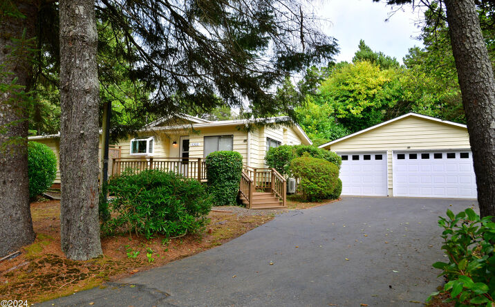 Pictures of Multifamily property located at 6322 Rhododendron Avenue, Gleneden Beach, OR 97388 for sales - image #1