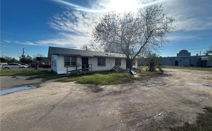 Pictures of Multifamily property located at 308 E Ricky Crossland Avenue, Elsa, TX 78543 for sales - image #1