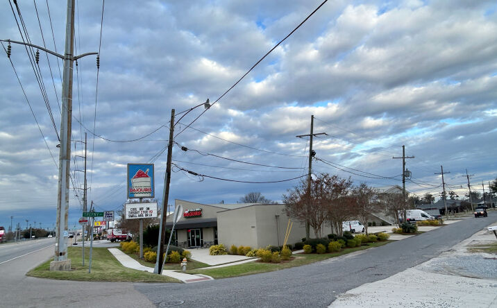 Pictures of Mixed Use, Multifamily, Office, Retail property located at 6201 Airline Dr, Metairie, LA 70003 for sales - image #1