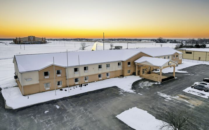 Pictures of Hospitality property located at 1520 S Washington St, Du Quoin, IL 62832 for sales - image #1