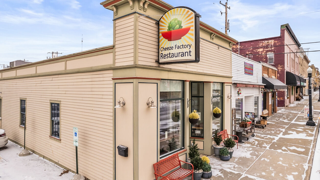 Pictures of Business for Sale, Hospitality, Retail property located at 618 Oak St, Baraboo, WI 53913 for sales - image #1