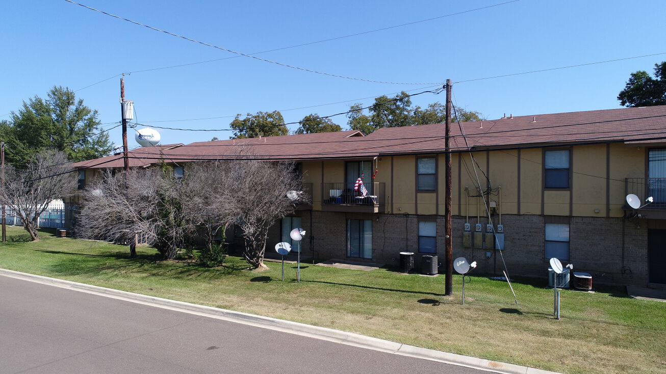 408 W Ave A, Hooks, TX 75561