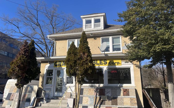 Pictures of Mixed Use, Office, Retail property located at 110 Defense Hwy, Annapolis, MD 21401 for sales - image #1