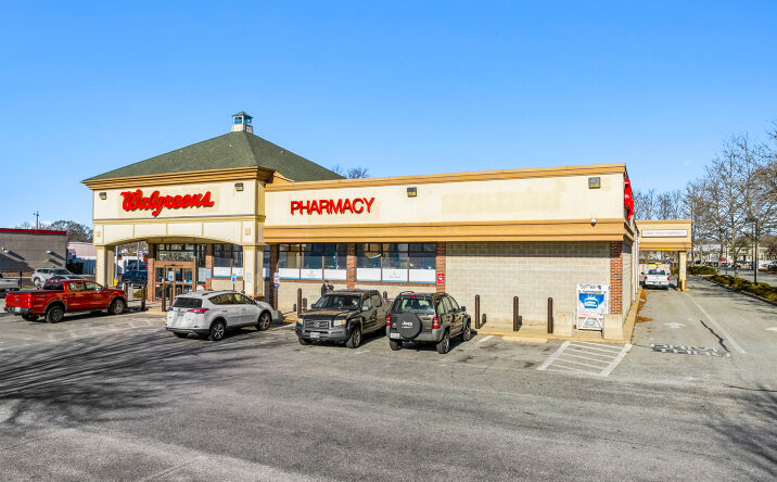 Pictures of Retail property located at 2595 W Shore Rd, Warwick, RI 02889 for sales - image #1