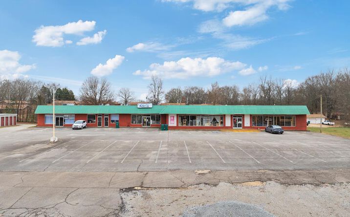 Pictures of Retail property located at 20314 Main St, Huntingdon, TN 38344 for sales - image #1