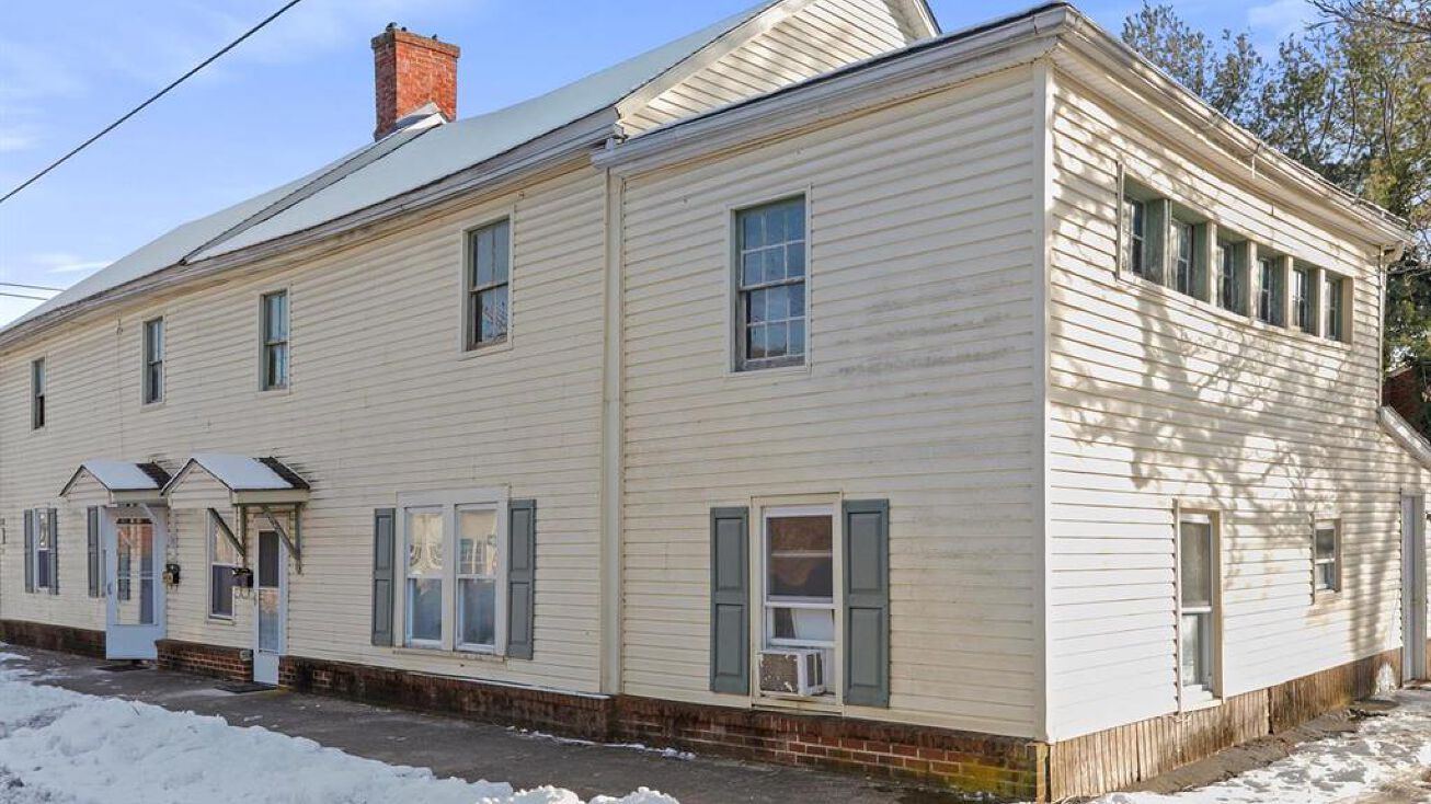 Pictures of Multifamily, Office property located at 209 W Queen St, Strasburg, VA 22657 for sales - image #1