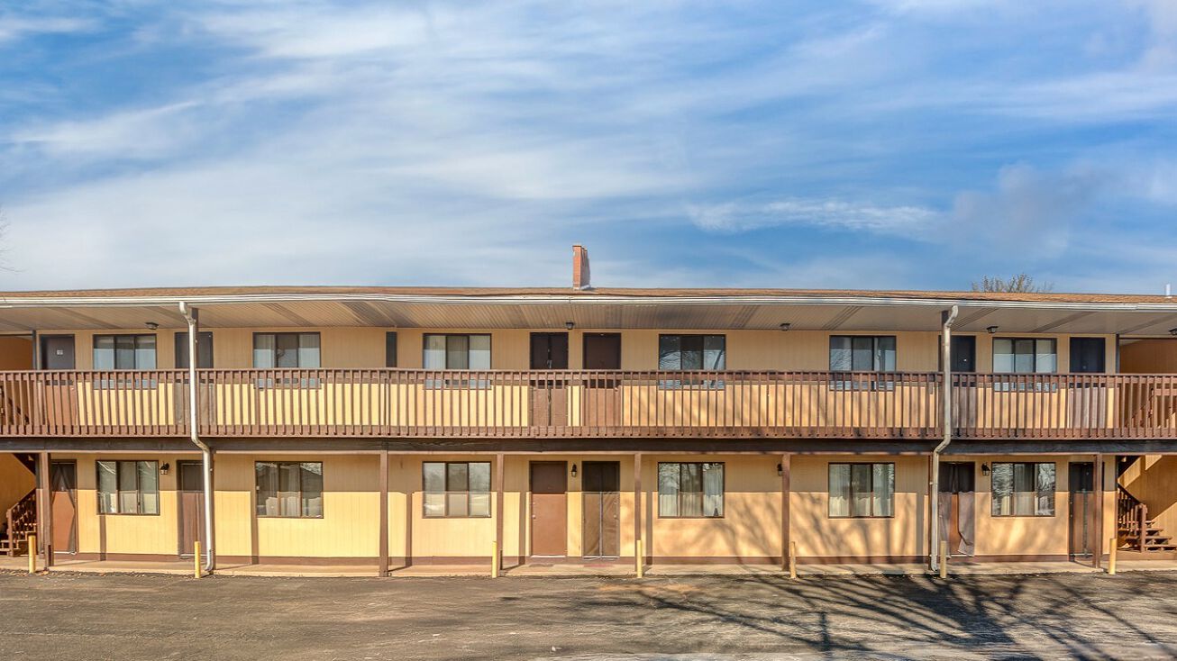 Pictures of Multifamily property located at 901 S 74th St, Belleville, IL 62223 for sales - image #1