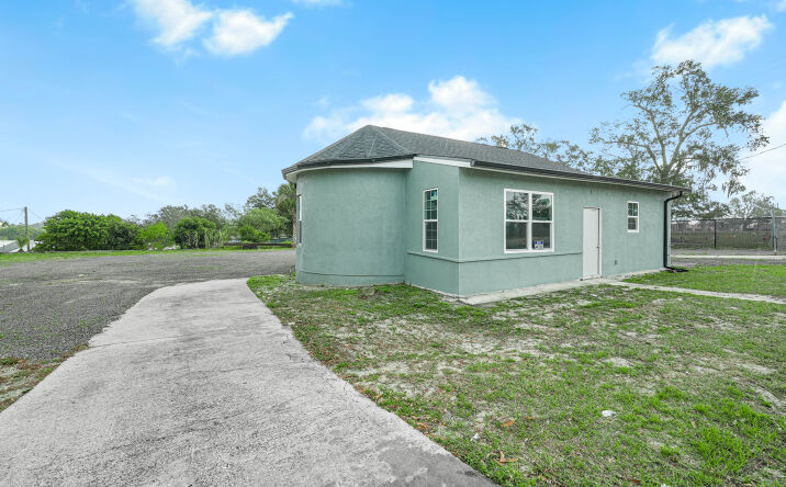 Pictures of Mixed Use, Office, Retail property located at 2520 Lake Alfred Rd, Winter Haven, FL 33881 for sales - image #1