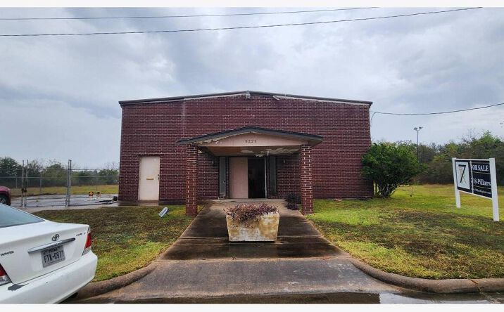 image of property at 5221 PARK VILLAGE DR Houston TX 77048-3506