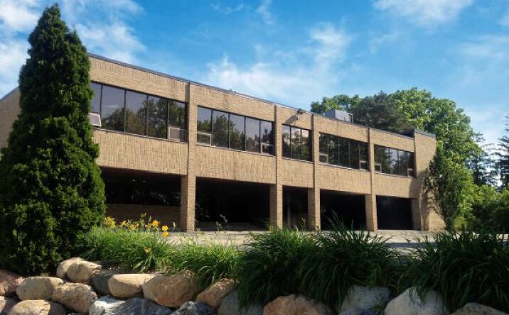 image of property at 74 E LONG LAKE RD #200 Bloomfield Hills MI 48304