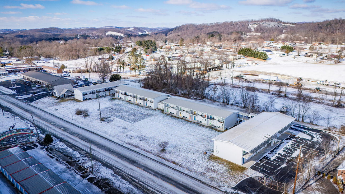 Pictures of Multifamily property located at 15589 Lee Hwy, Bristol, VA 24202 for sales - image #1