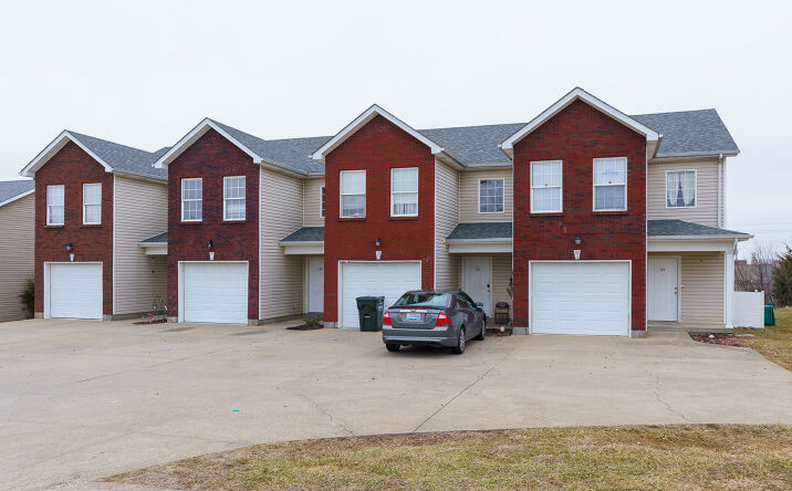 Pictures of Multifamily property located at 141 Darby Woods Ct, Radcliff, KY 40160 for sales - image #1