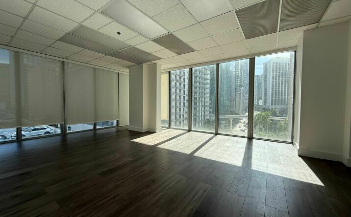Pictures of Office property located at 150 SE 2nd Ave, unit 706, Miami, FL 33131 for sales - image #1