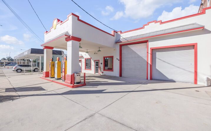 Pictures of Industrial, Mixed Use, Retail property located at 208 Magnolia St, New Smyrna Beach, FL 32168 for sales - image #1