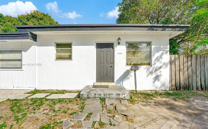 Pictures of Multifamily property located at 2546 Coolidge St, Hollywood, FL 33020 for sales - image #1