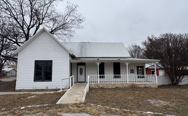 Pictures of Hospitality, Mixed Use, Office, Retail property located at 608 W Wallace St, San Saba, TX 76877 for sales - image #1