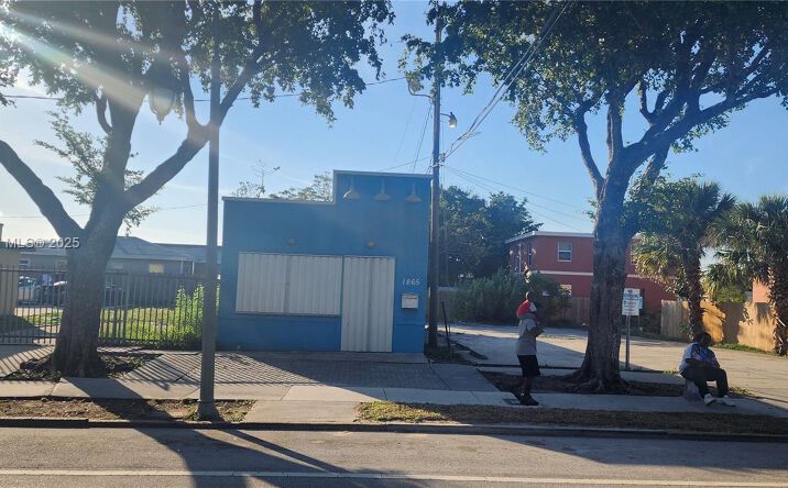Pictures of Mixed Use property located at 1865 N Tamarind Ave, West Palm Beach, FL 33407 for sales - image #1