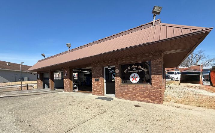 Pictures of Office, Retail property located at 110 S 9th St, Petersburg, IN 47567 for sales - image #1