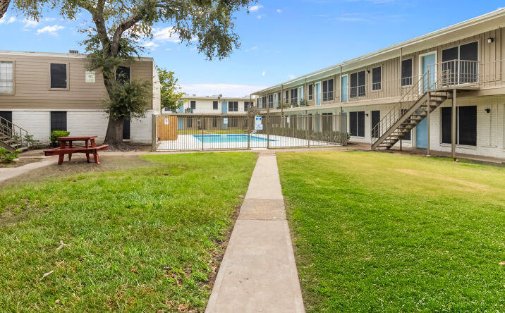 Pictures of Multifamily property located at 5600 North Fwy, Houston, TX 77076 for sales - image #1