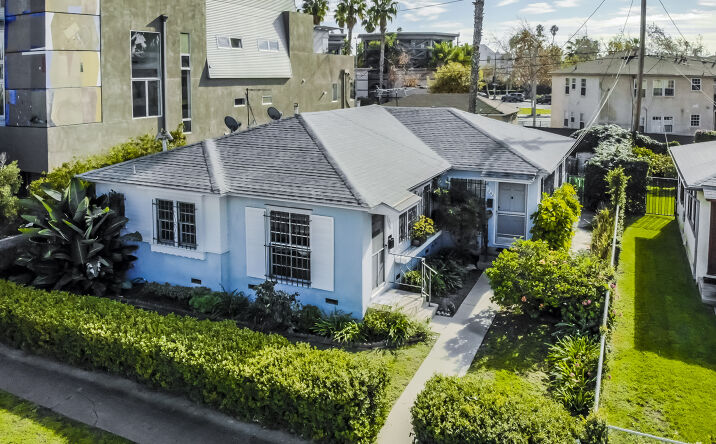 Pictures of Multifamily property located at 544 Grand Blvd, Los Angeles, CA 90291 for comps - image #1