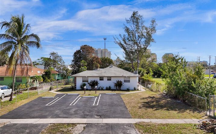 Pictures of Multifamily property located at 400 NE 2nd St, Boynton Beach, FL 33435 for sales - image #1