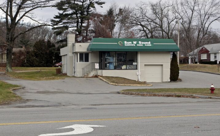Pictures of Retail property located at 606 Southbridge St, Auburn, MA 01501 for sales - image #1